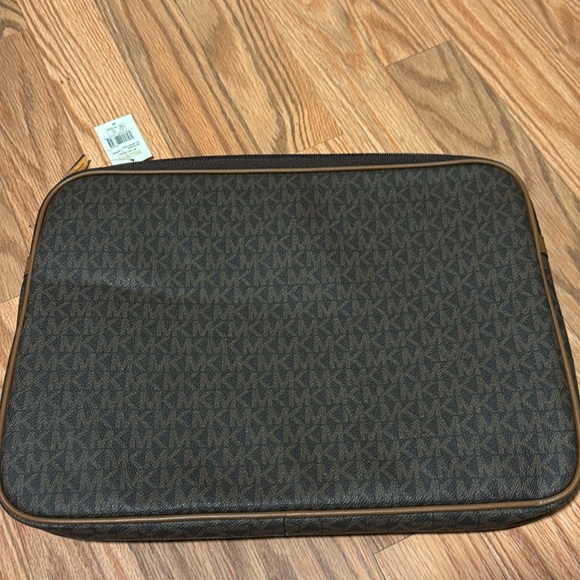 NEW Michael Kors Signature Brown monogram jet set Laptop Bag padded 13 saffiano - Picture 9 of 9